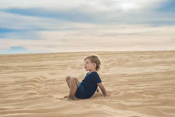Mały chłopiec na pustyni. — Zdjęcie stockowe