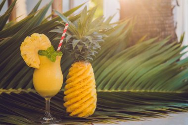 Ananas ve ananas smoothie