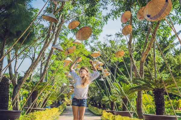 Junge Touristin und vietnamesische Hüte. — Stockfoto