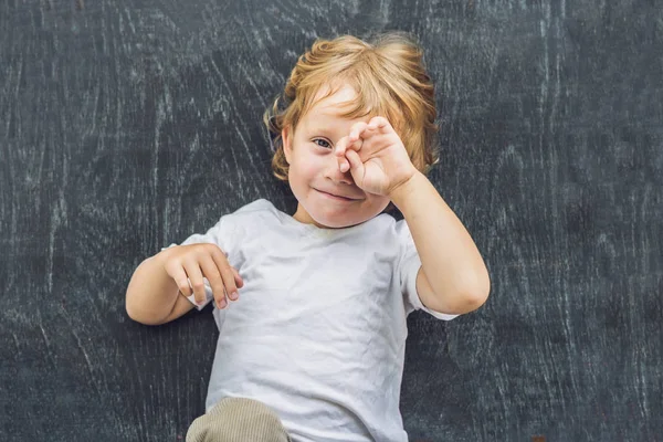 Niño niño con espacio para el texto — Foto de Stock