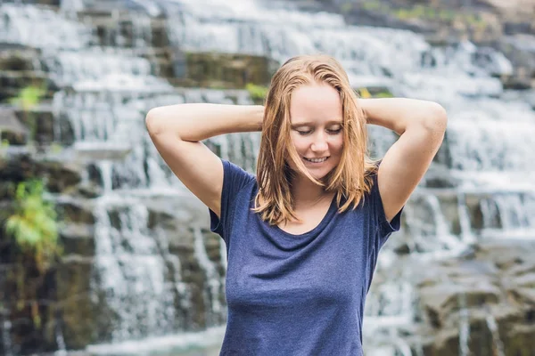 Young woman hiker — Stock Photo, Image