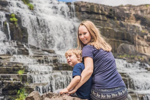 Mãe e filho no fundo da incrível cachoeira Pongour — Fotografia de Stock