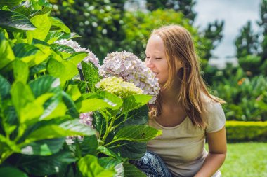 Ortanca çiçek açan ile genç kadın 
