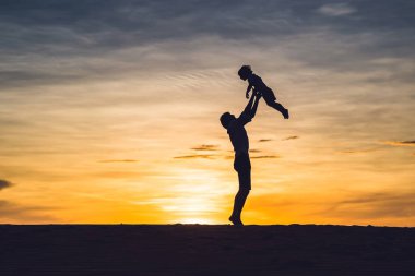 Baba ve oğul, kırmızı çöl 