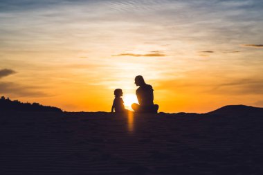 Çölde çalışan oğlu ile annesi 