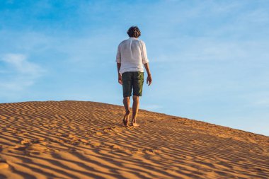 Kırmızı çölde kayıp adam