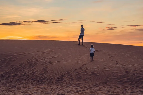 Baba ve oğul, kırmızı çöl — Stok fotoğraf