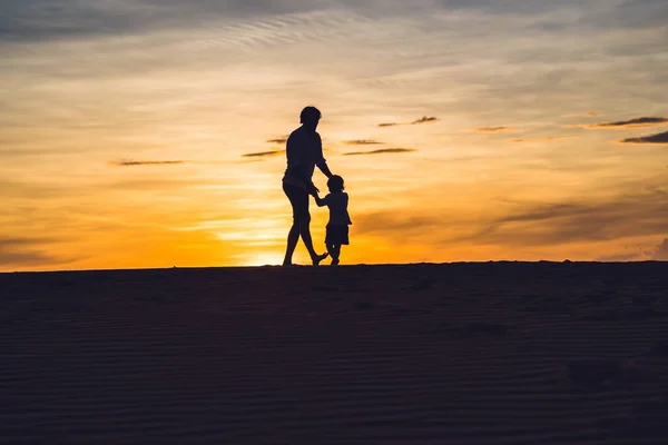 Apa és fia: a vörös sivatagban — Stock Fotó