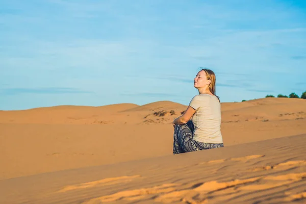 Mujer joven en el desierto de arena rad — Foto de Stock