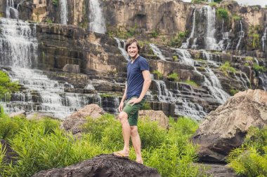 Pongour şelale yakınındaki adam uzun yürüyüşe çıkan kimse