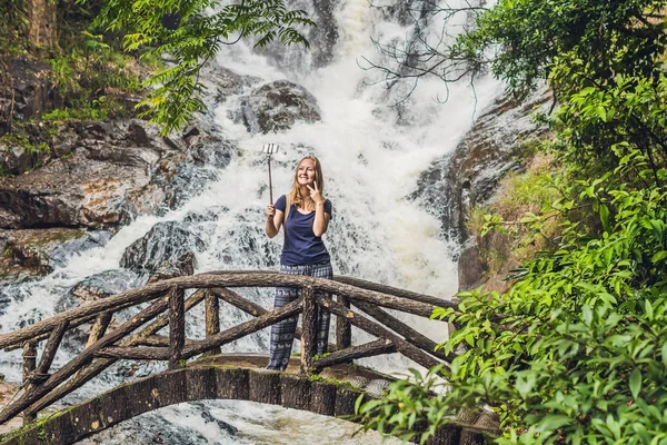 Touristin macht Selbstporträt — Stockfoto