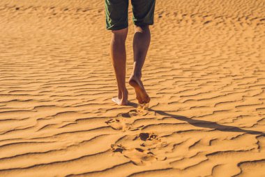 Kırmızı çölde kayıp adam