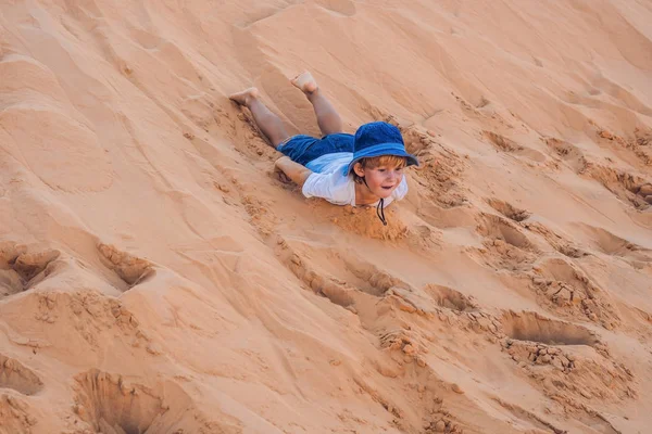 Jongen in de rode woestijn bij dageraad — Stockfoto