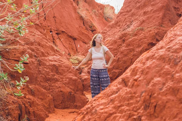 Jonge vrouw in rode canyon — Stockfoto