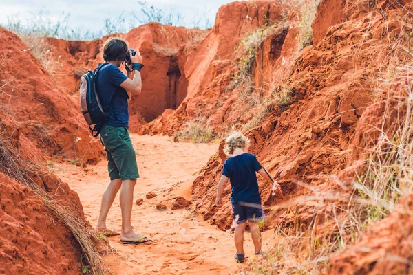 Father and son travelers in red canyon — Stock Photo, Image