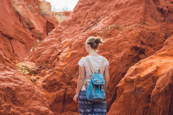 Ung kvinna i röd canyon — Stockfoto