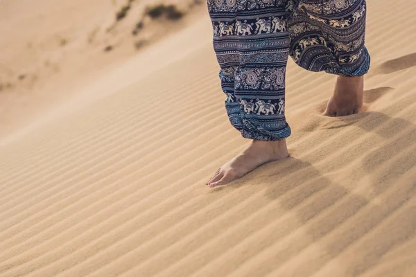 Ноги женщины в пустыне — стоковое фото