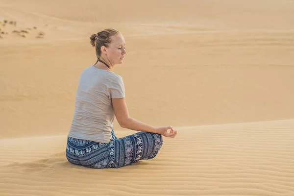 Mujer joven meditando en el desierto —  Fotos de Stock