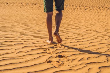 Kırmızı çölde kayıp adam