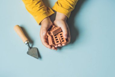 tuğla ile oynayan çocuğun elleri