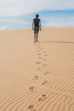 adam çölde Vietnam yürüyor