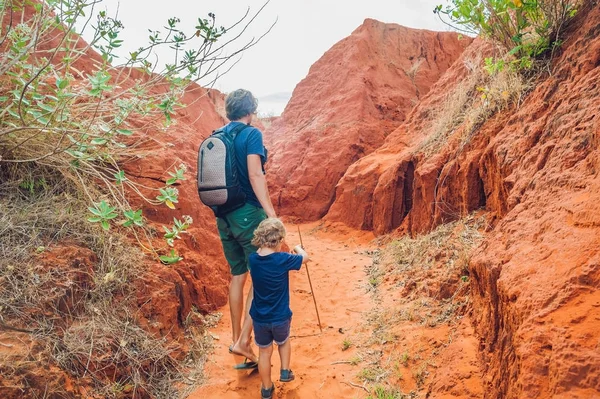 Father and son travelers in red canyon — Stock Photo, Image