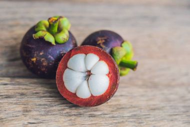 Ahşap masada mangosteen meyveleri