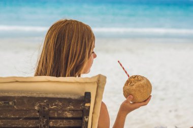 genç kadın içme Hindistan cevizi sütü