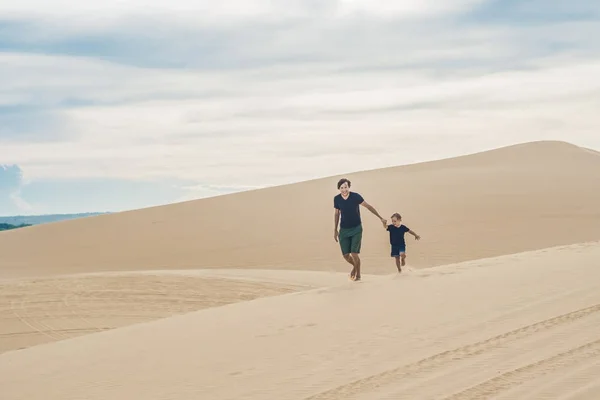 Apa és fia, a fehér-sivatagba — Stock Fotó