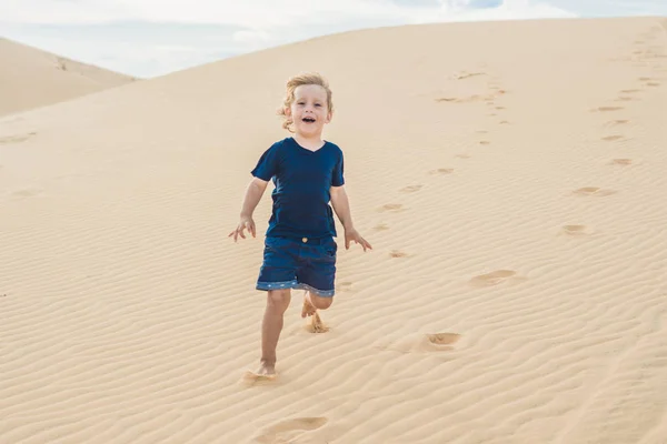 Mały chłopiec na pustyni — Zdjęcie stockowe