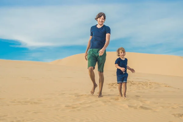 Padre e figlio nel deserto bianco — Foto Stock