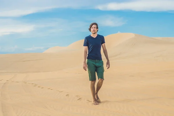 Hombre está caminando en el desierto Vietnam —  Fotos de Stock