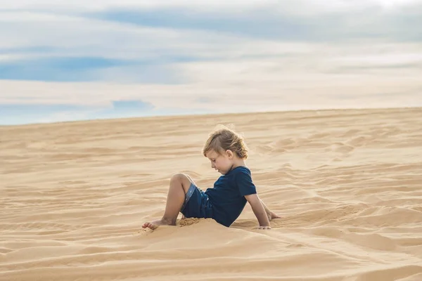 砂漠の少年. — ストック写真