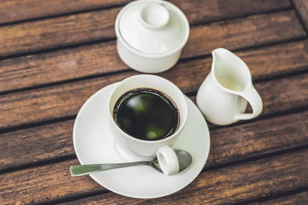 Kávé csésze fa asztalon — Stock Fotó
