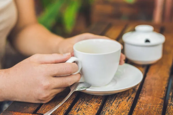 Wanita memegang secangkir kopi. — Stok Foto