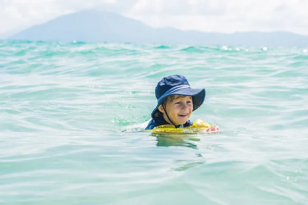 Το αγόρι είναι το κολύμπι στη θάλασσα — Φωτογραφία Αρχείου