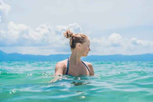 Giovane donna sulla spiaggia — Foto Stock