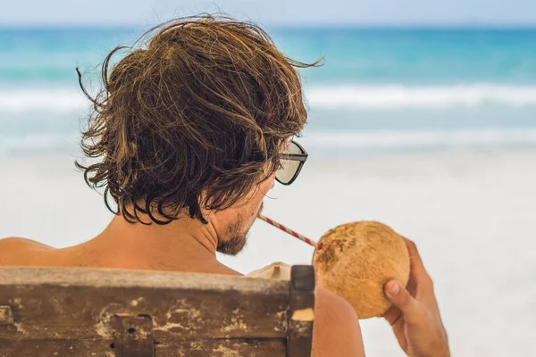 Giovane che beve latte di cocco — Foto Stock