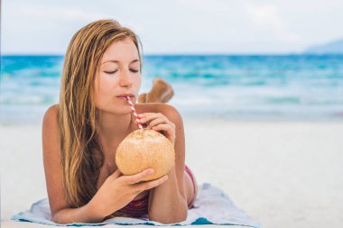 genç kadın içme Hindistan cevizi sütü