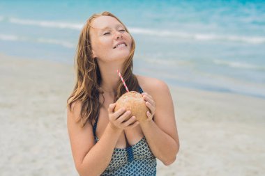 genç kadın içme Hindistan cevizi sütü