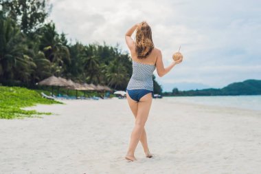 genç kadın içme Hindistan cevizi sütü