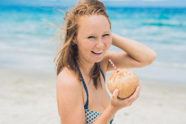 genç kadın içme Hindistan cevizi sütü