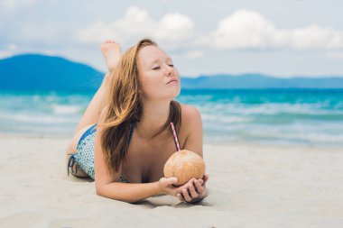 genç kadın içme Hindistan cevizi sütü