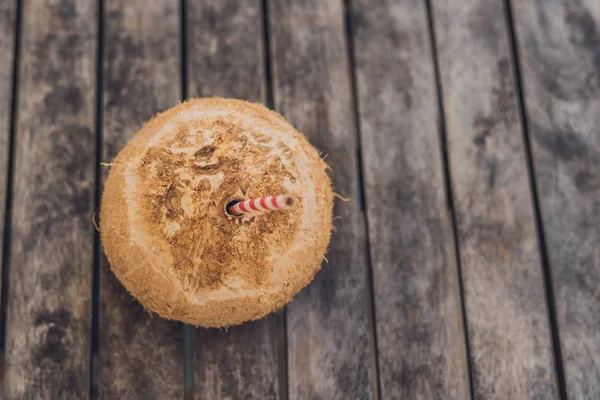 Coco fresco con una paja —  Fotos de Stock