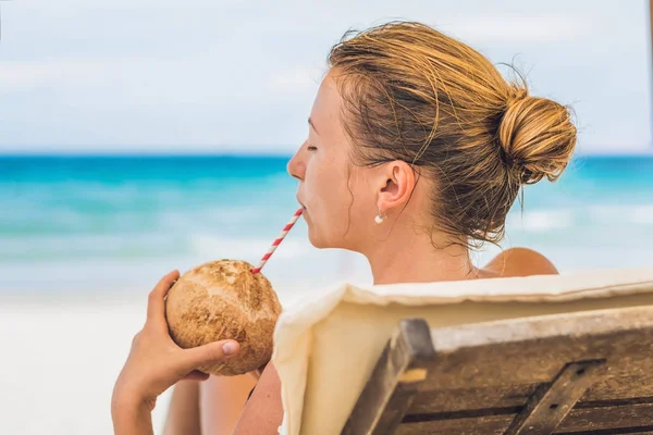 Mujer joven bebiendo leche de coco —  Fotos de Stock