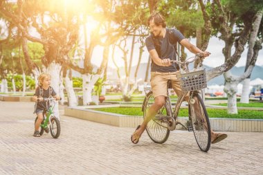 Mutlu aile bisiklet sürme