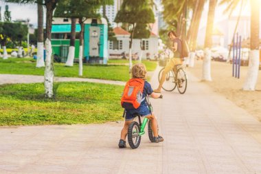 Mutlu aile bisiklet sürme