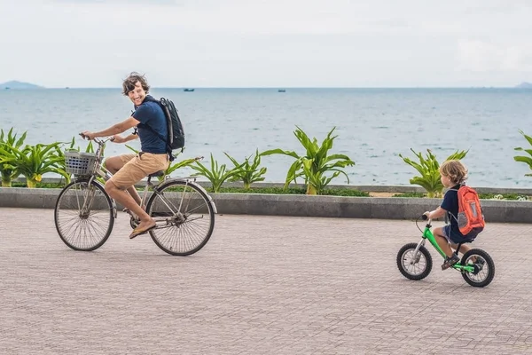 Šťastná rodina je na kolech — Stock fotografie