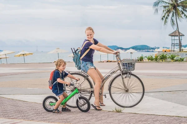 Ευτυχισμένη οικογένεια ιππασία ποδήλατα — Φωτογραφία Αρχείου