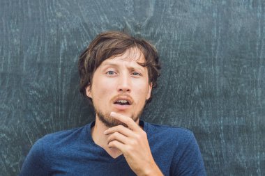 metin için yer ile genç adam 